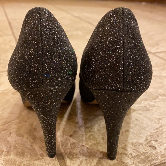 Beautiful, multicolor glitter, black Ellen Tracy 4 in pumps with 1/2 in platform - Picture 4 of 6